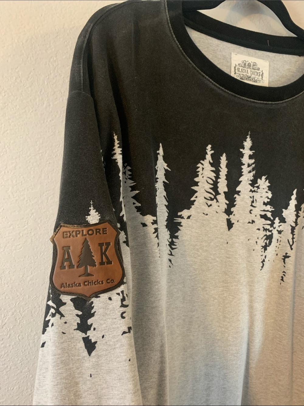 Alaska Chicks Co Black and Gray Forest-Print Pullover Sweatshirt XXL - Picture 2 of 6